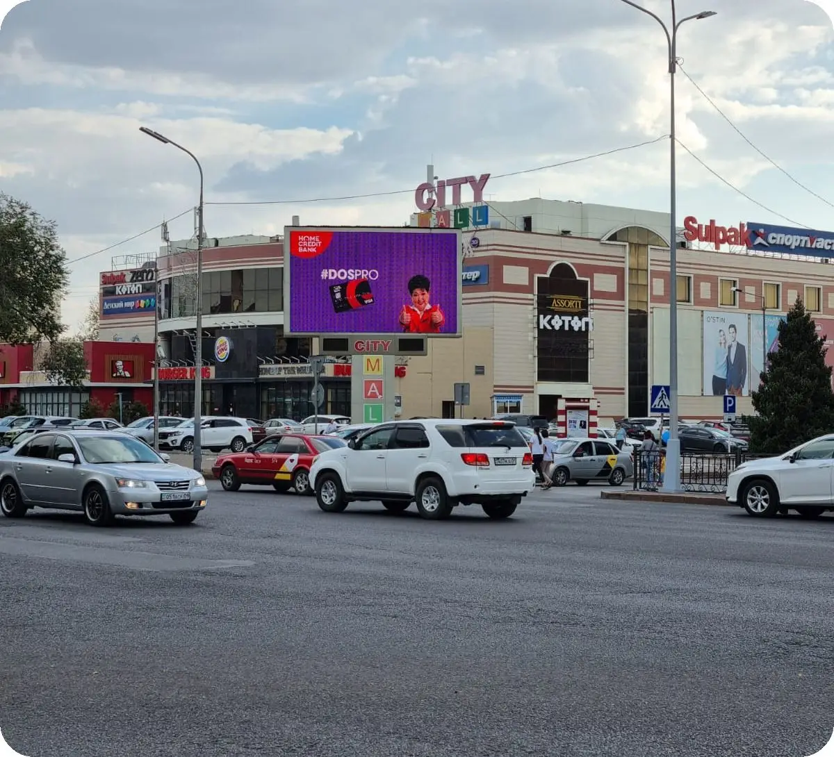 Цифровой LED-экран в Караганде: пр. Бухар Жирау — ТРЦ «Сити»